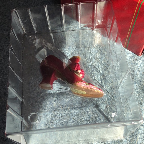 Carlton Cards Shoe ornament 2000 - Picture 9 of 11